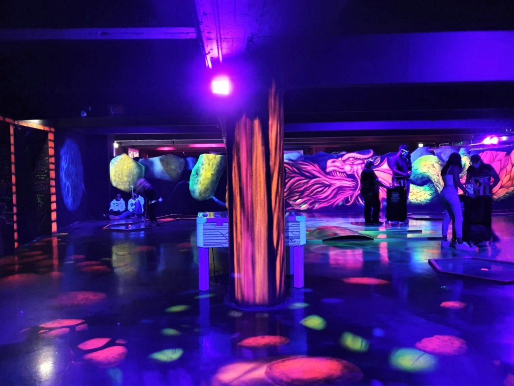 Schwarzlicht Semester - 3D Minigolf in Essen - VerPOTTet